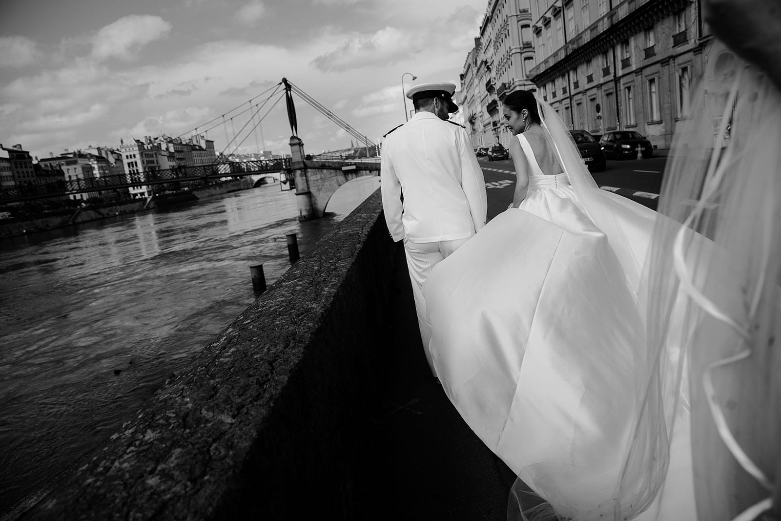 Photographe de mariage Lyon presqu'île passerelle de la saone