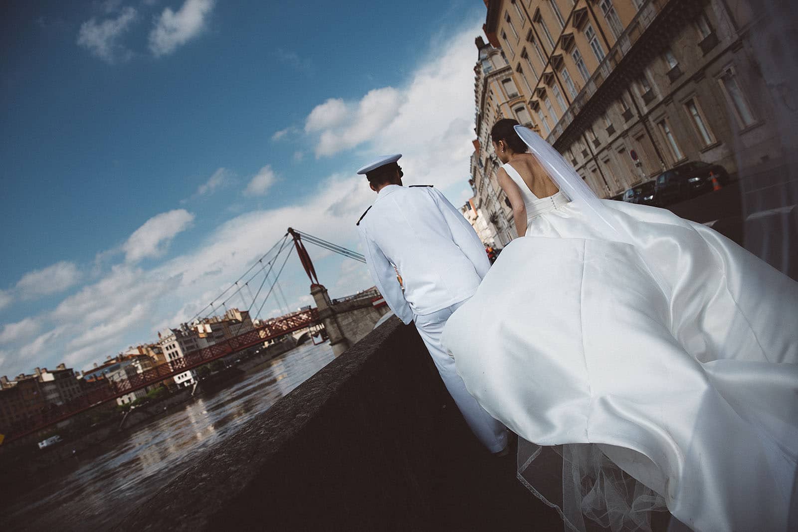 Photographe de mariage Lyon presqu'île passerelle de la saone