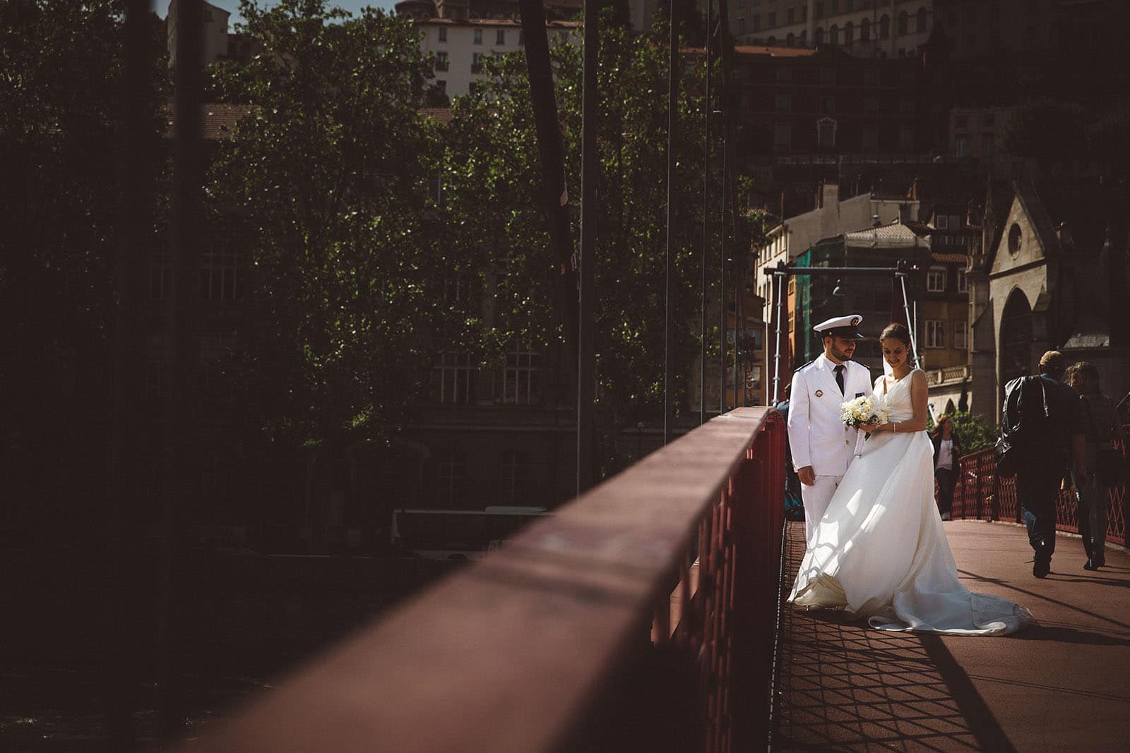 Photographe de mariage Lyon presqu'île passerelle de la saone