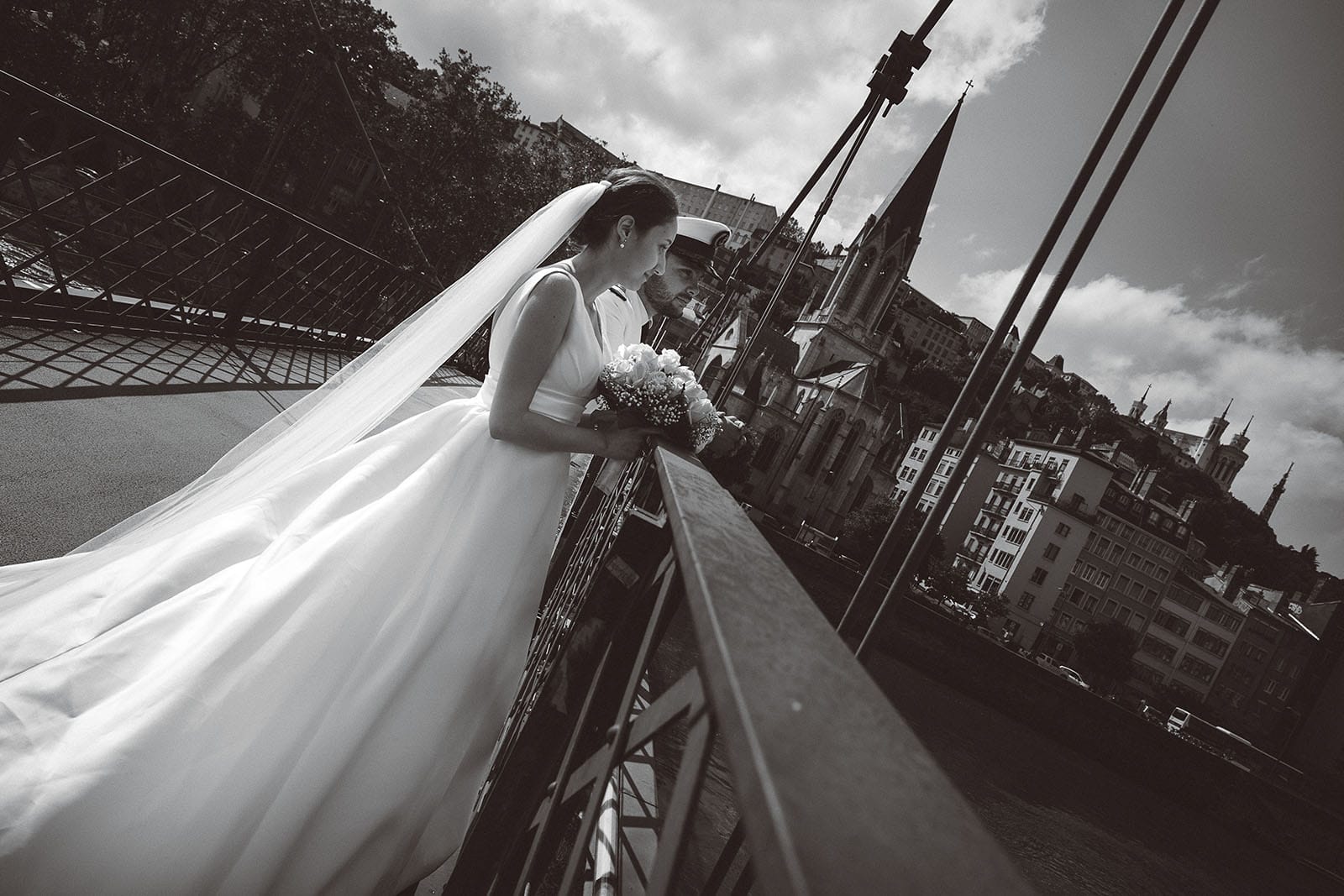 Photographe de mariage Lyon presqu'île passerelle de la saone