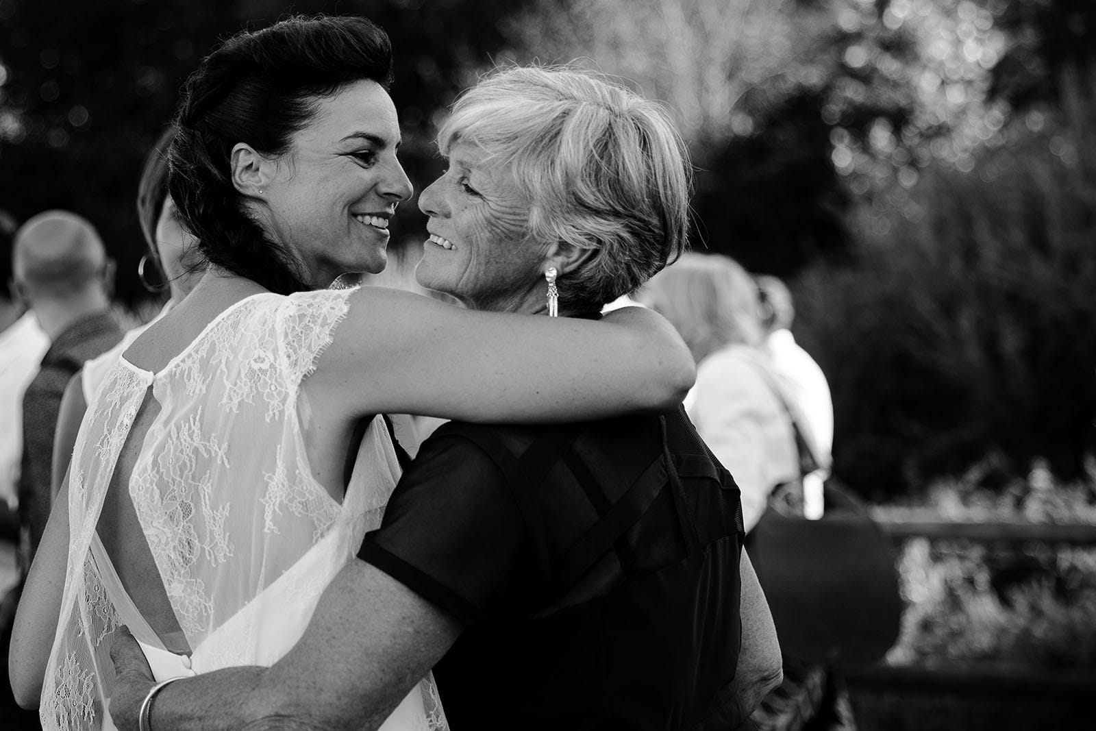 photographe de mariage Saint Etienne émotion joie bonheur noir et blanc