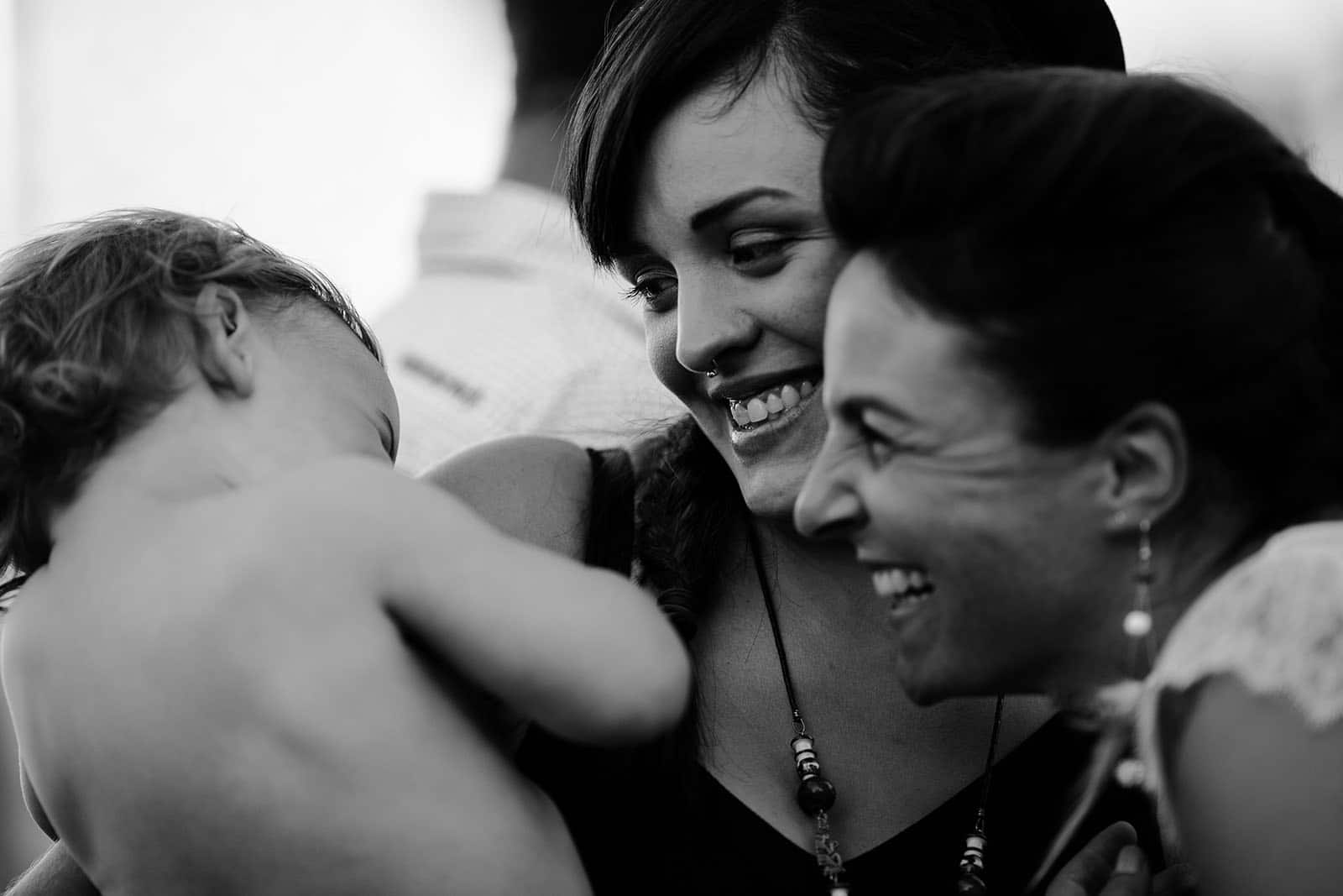 photographe de mariage Saint Etienne émotion joie bonheur noir et blanc