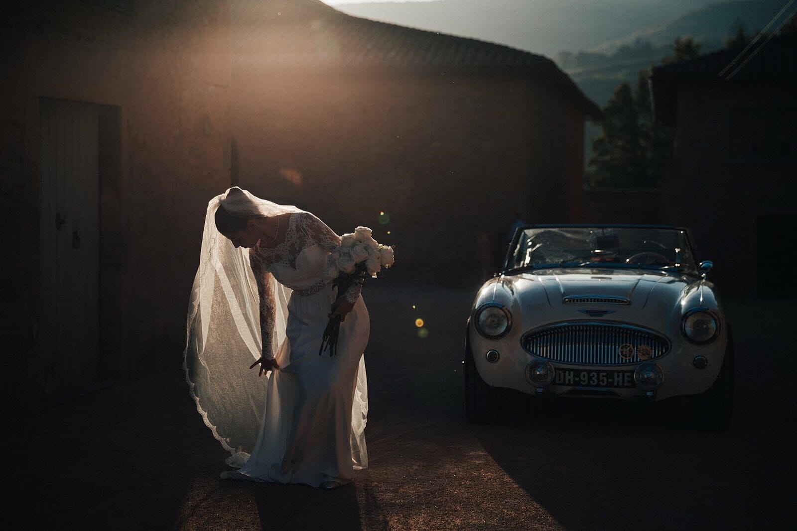 Photographe de mariage en automne Manoir de la garde The colors of autumn set fire to the vineyards of Manoir de la Garde, just like this magnificent Argentina. Photographe de mariage chic automne Jarnioux