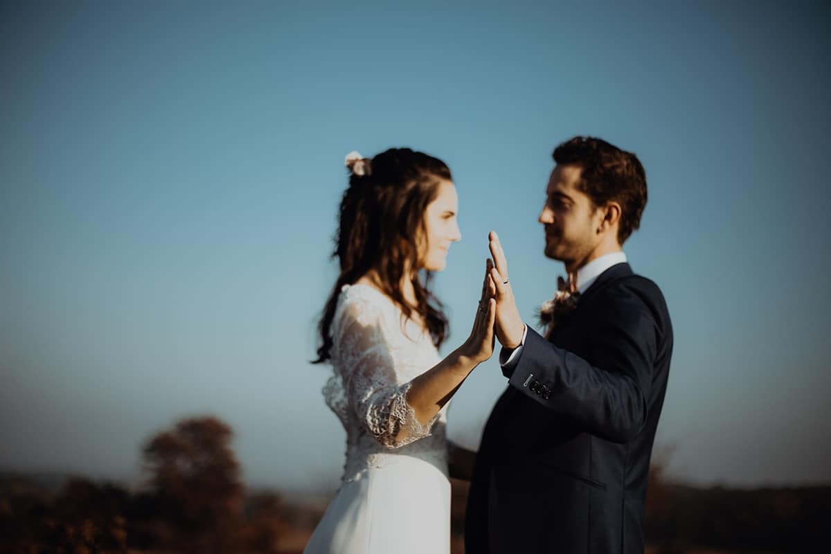 Photographe de mariage au Domaine Morgon la Javernière en automne Castille ALMA meilleur photographe de mariage au domaine de la Javernière.