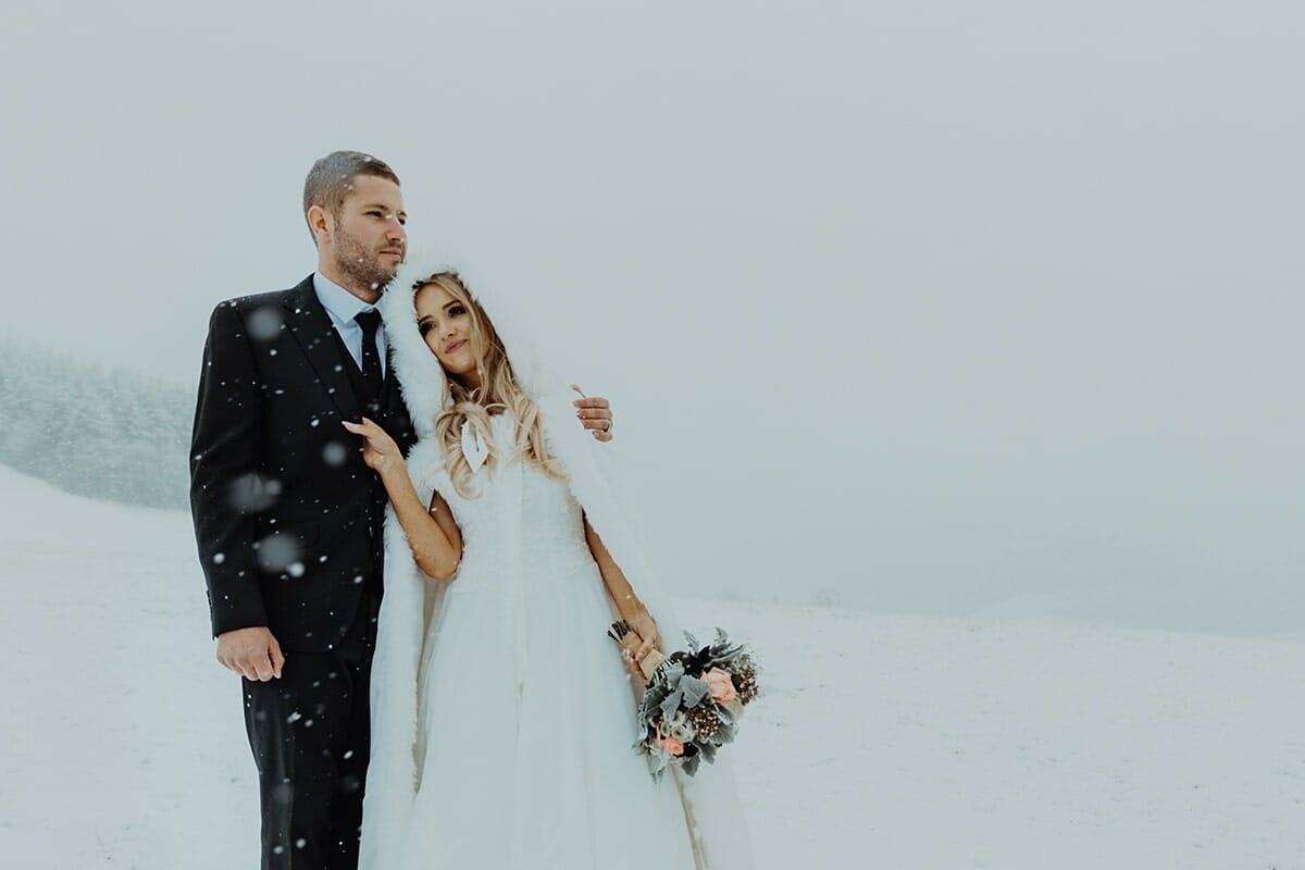 Mariage en hiver sous la neige. Photographe de mariage Lyon Hiver sous la neige Castille ALMA