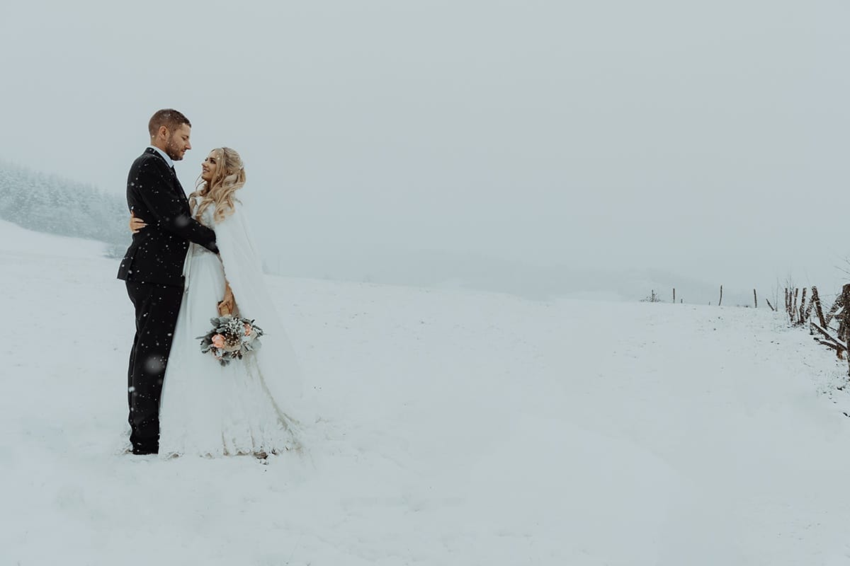 Mariage en hiver sous la neige. Photographe de mariage Lyon Hiver sous la neige Castille ALMA