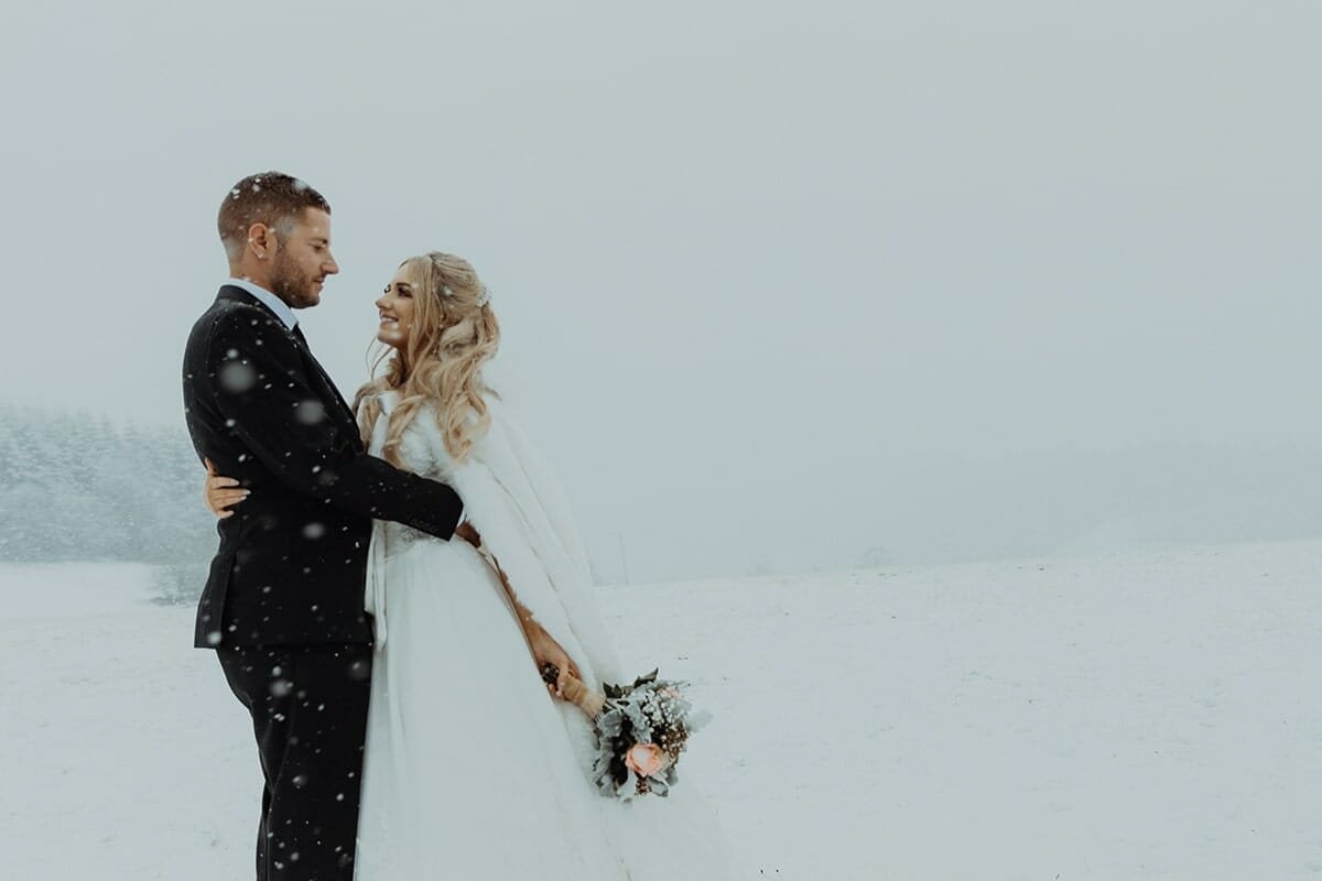 Mariage en hiver sous la neige. Photographe de mariage Lyon Hiver sous la neige Castille ALMA