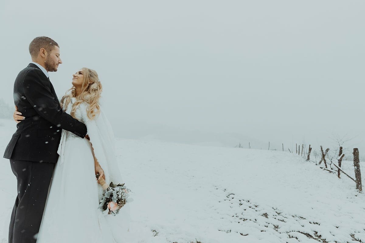 Mariage en hiver sous la neige. Photographe de mariage Lyon Hiver sous la neige Castille ALMA