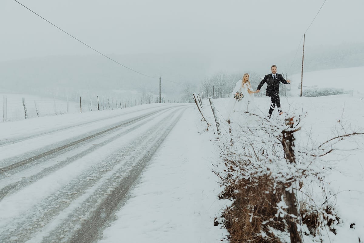Mariage en hiver sous la neige. Photographe de mariage Lyon Hiver sous la neige Castille ALMA