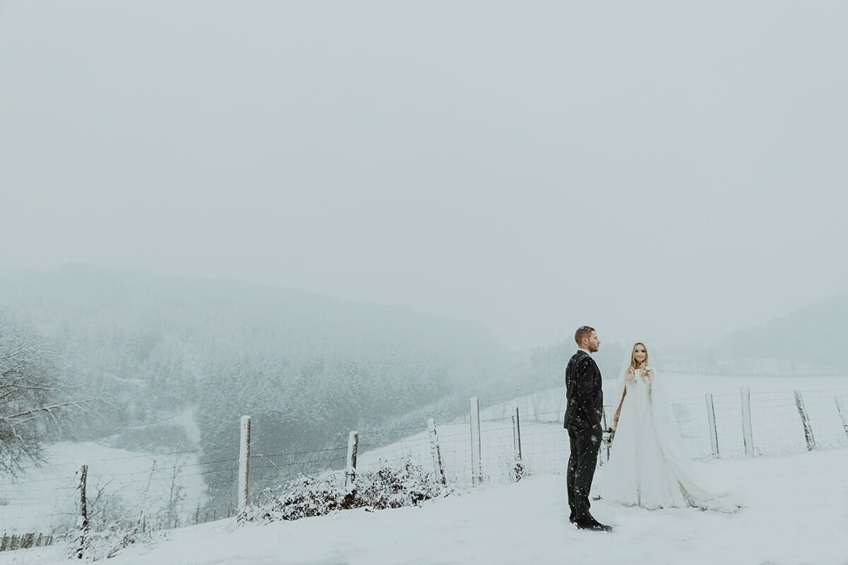 Mariage en hiver sous la neige. Photographe de mariage Lyon Hiver sous la neige Castille ALMA
