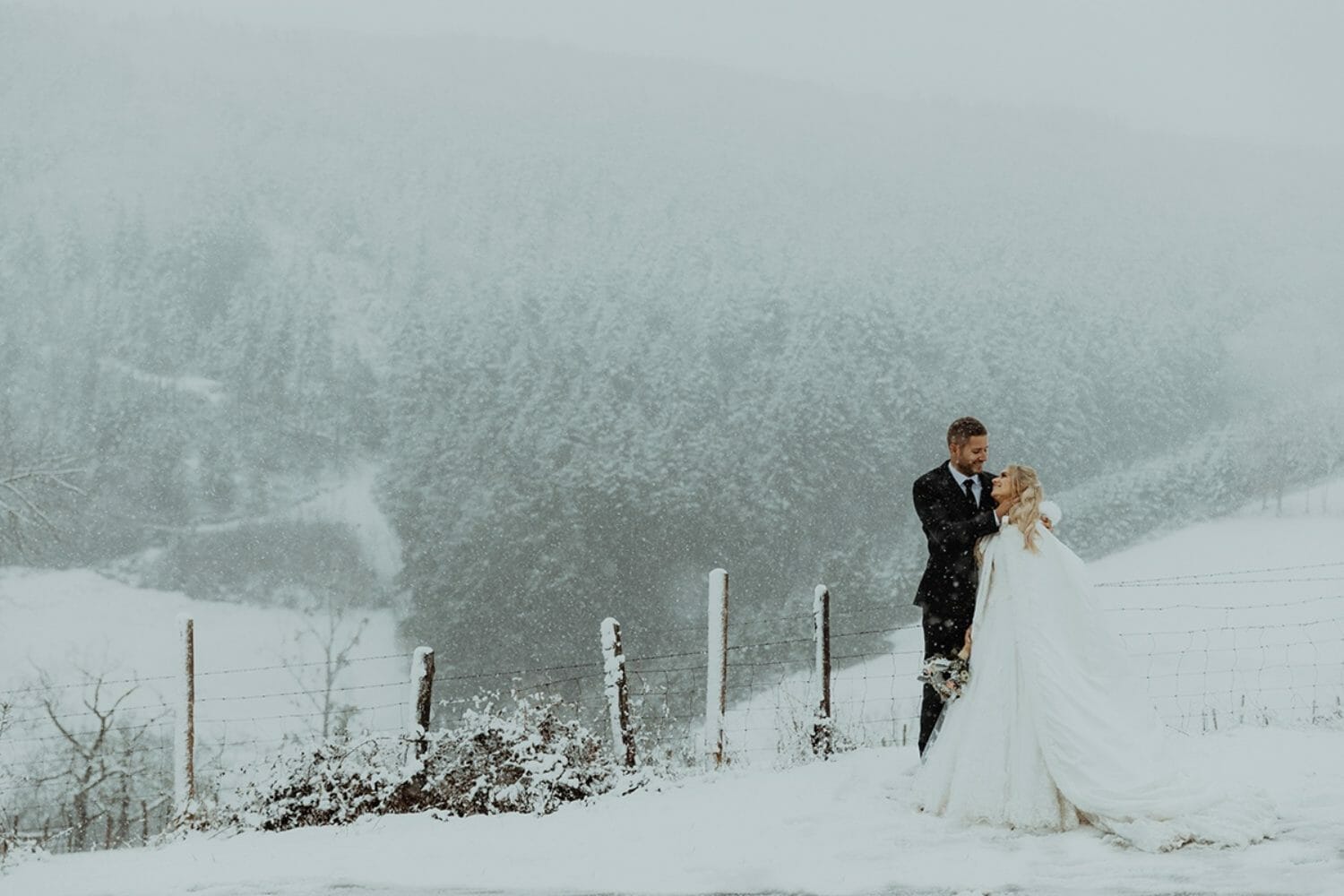 Mariage en hiver sous la neige. Photographe de mariage Lyon Hiver sous la neige Castille ALMA