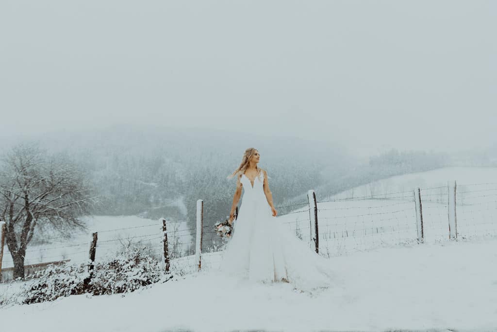 Mariage en hiver sous la neige. Photographe de mariage Lyon Hiver sous la neige Castille ALMA