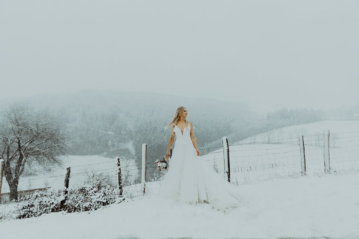 Mariage en hiver sous la neige. Photographe de mariage Lyon Hiver sous la neige Castille ALMA