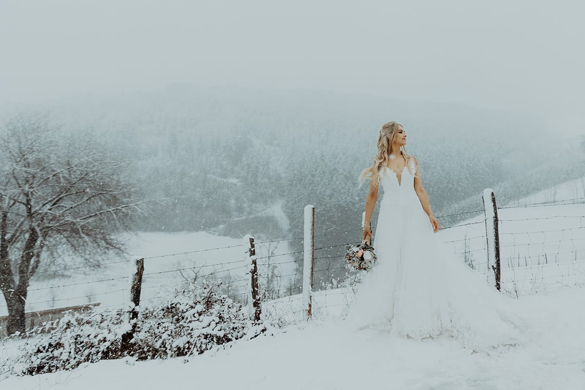 Mariage en hiver sous la neige. Photographe de mariage Lyon Hiver sous la neige Castille ALMA