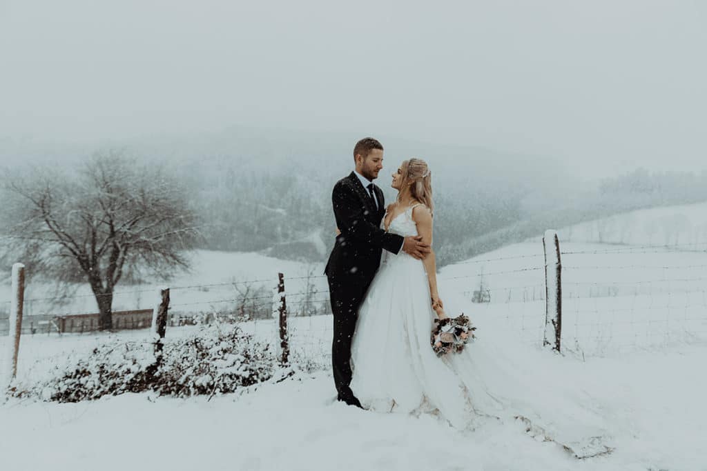Mariage en hiver sous la neige. Photographe de mariage Lyon Hiver sous la neige Castille ALMA