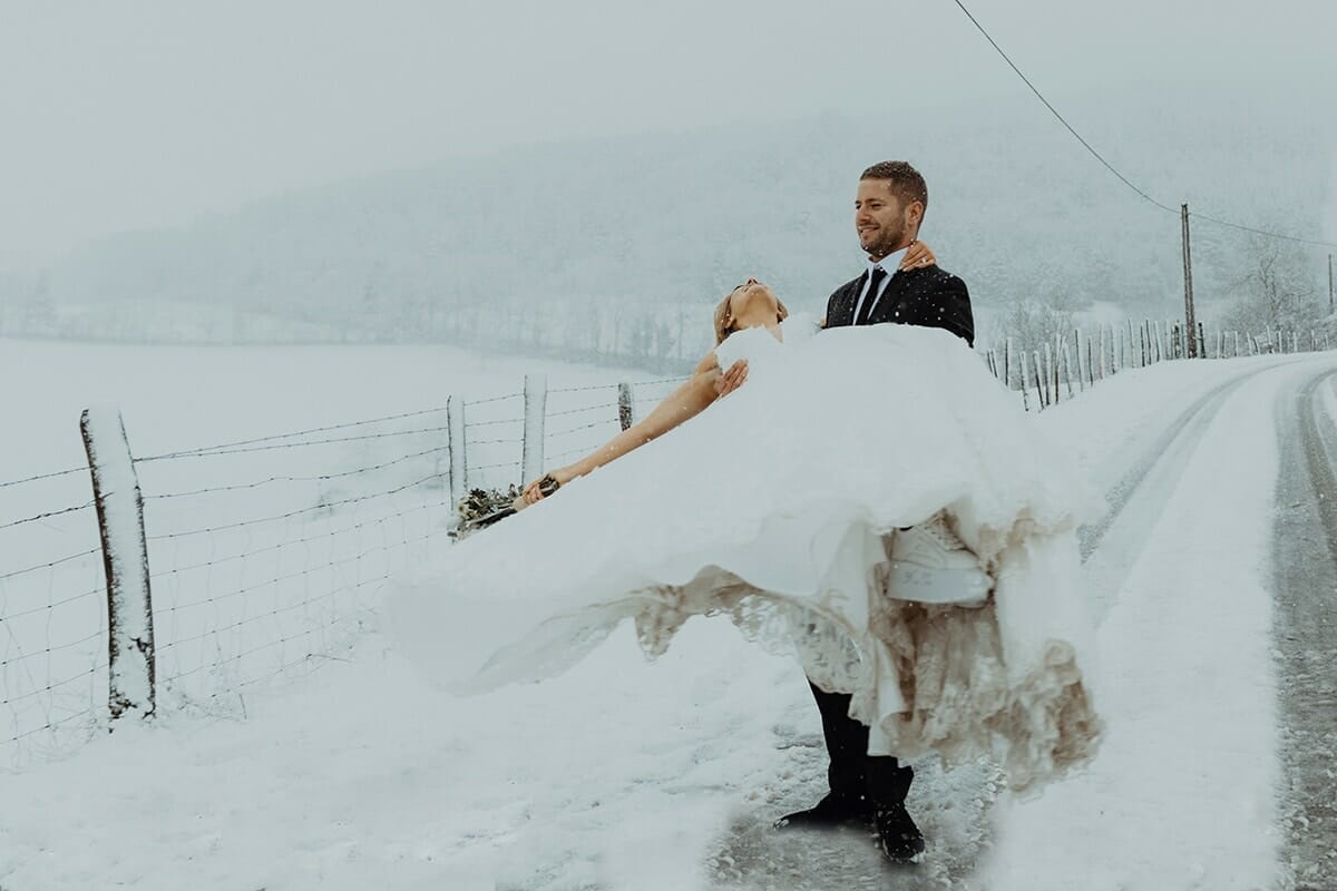 Mariage en hiver sous la neige. Photographe de mariage Lyon Hiver sous la neige Castille ALMA