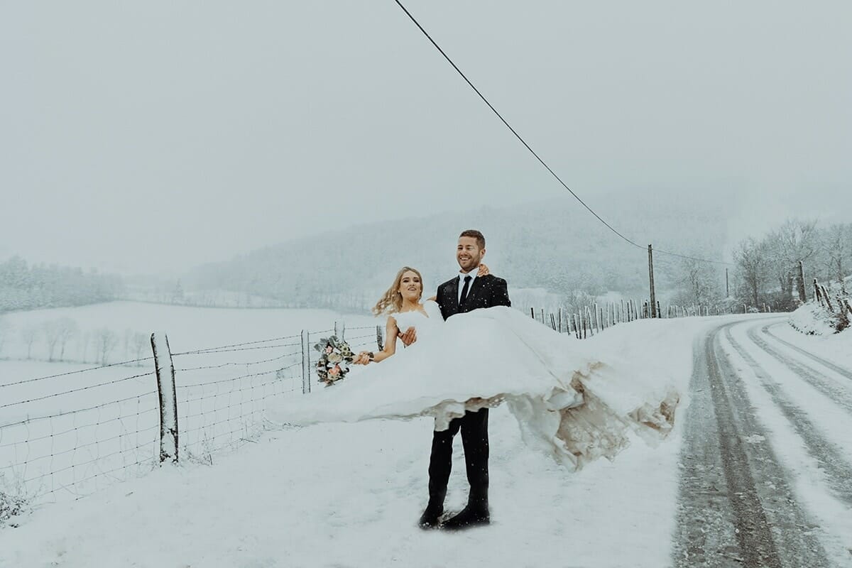 Mariage en hiver sous la neige. Photographe de mariage Lyon Hiver sous la neige Castille ALMA
