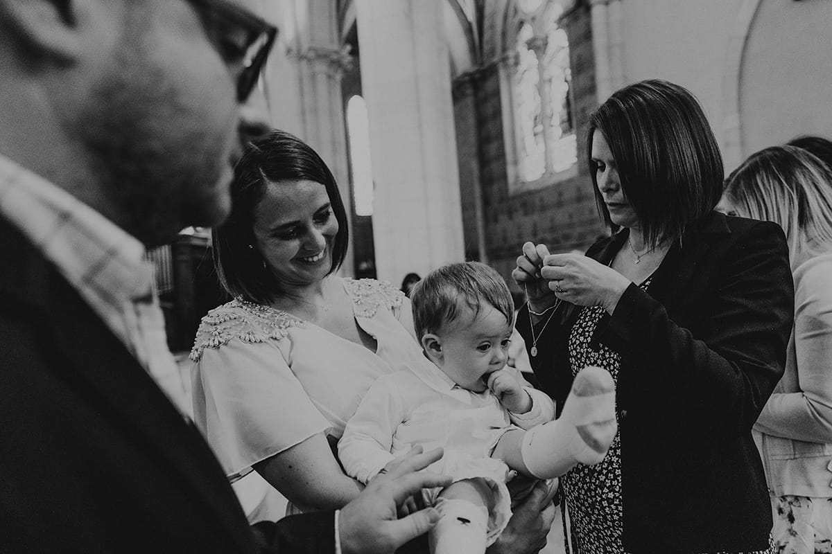 Castille ALMA photographe de Baptême LYON ANSE église saint pierre.