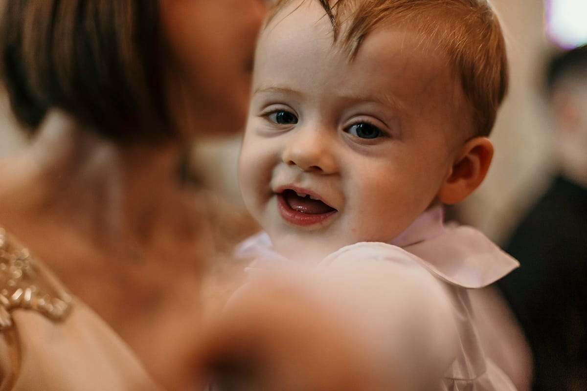 Castille ALMA photographe de Baptême LYON ANSE église saint pierre.