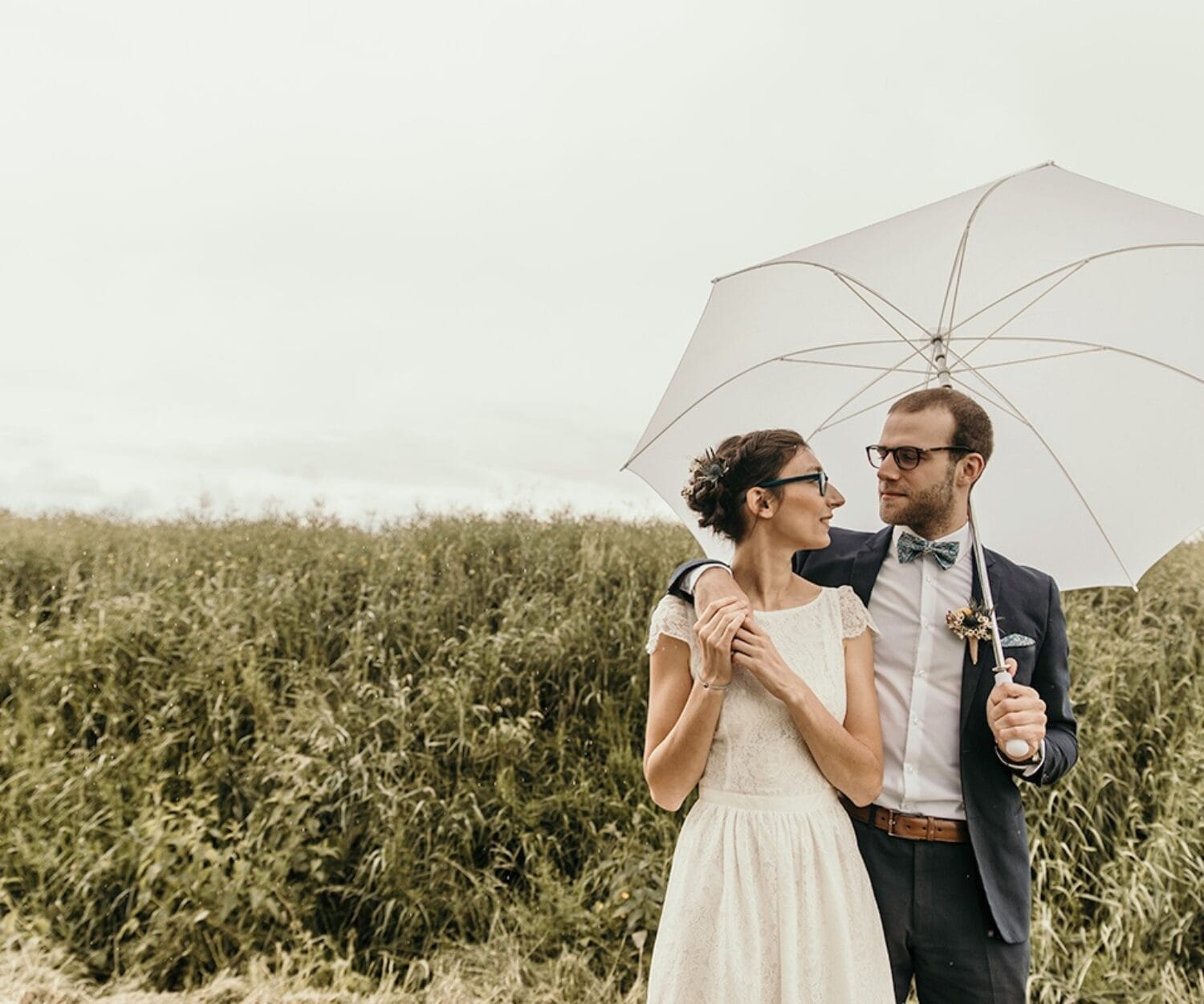 mariage au domaine des Brouilles. Photographe de mariage Castille ALMA Lyon France Suisse Gérer les caprices météo le jour de votre mariage