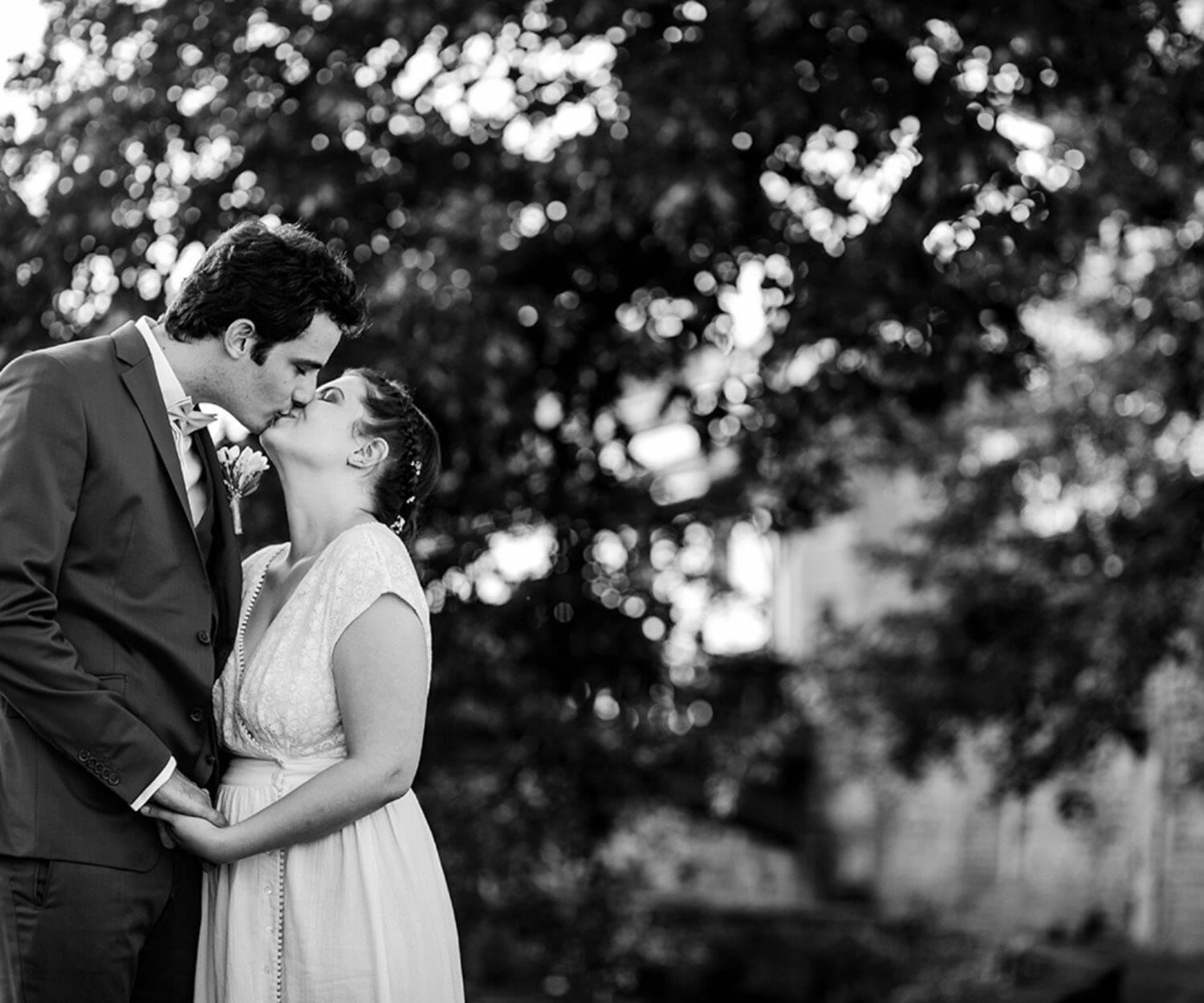 photographe de mariage intime au Clos de la Tour - Castille ALMA photographe de reportage de mariage