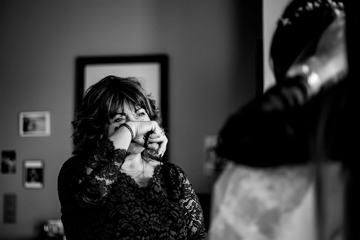 Mariage au Manoir de la garde par Castille ALMA photographe. La mère de la mariée émue de découvrir sa fille dans sa robe de mariée.