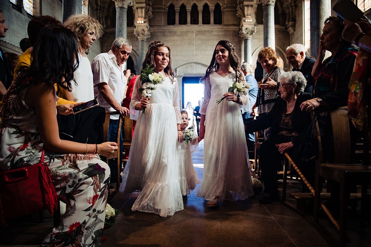 Mariage au Manoir de la garde par Castille ALMA photographe. Entrée des demoiselles d'honneur.