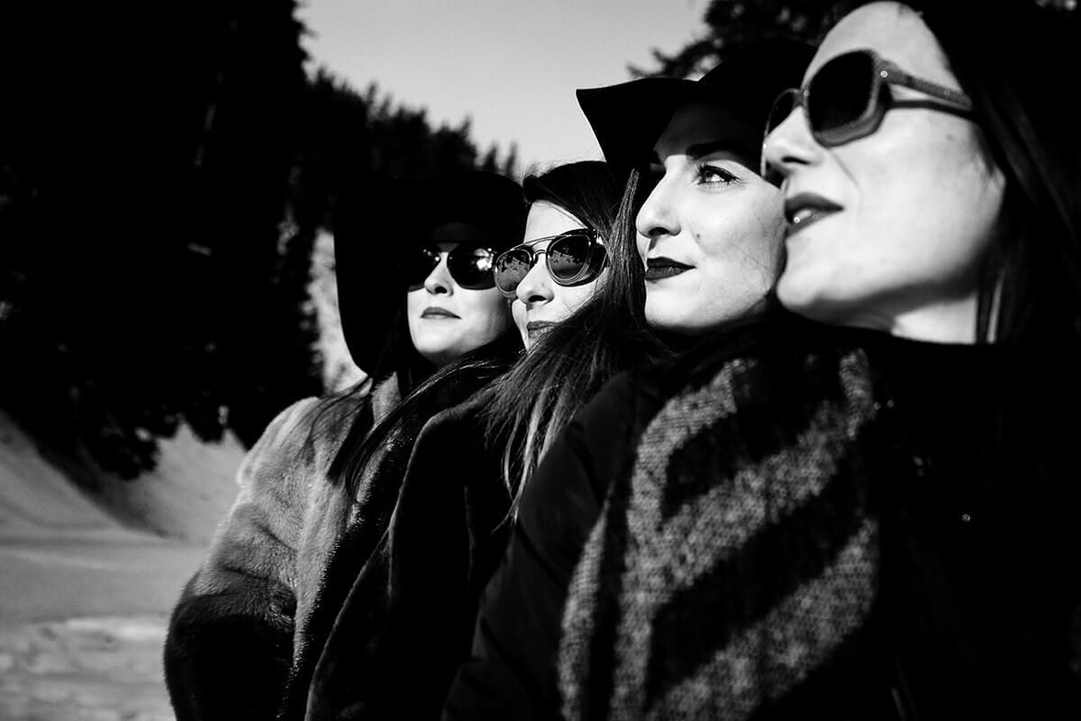 Photographe enterrement de vie de jeune fille à la montagne. Castille ALMA photographe de famille à Lyon et en Europe. Photographe Courchevel.