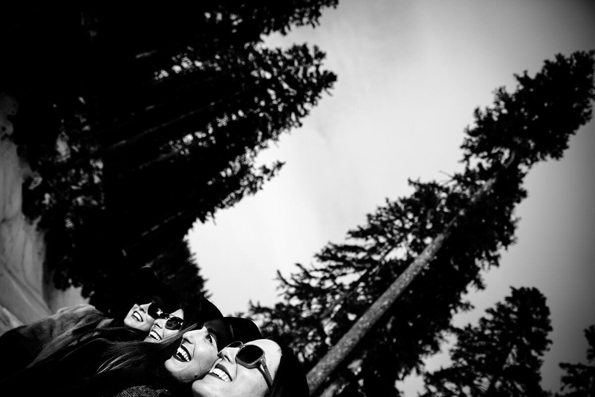 Photo à la montagne enterrement de vie de jeune fille à la montagne. Castille ALMA photographe de famille à Lyon et en Europe. Photographe Courchevel.