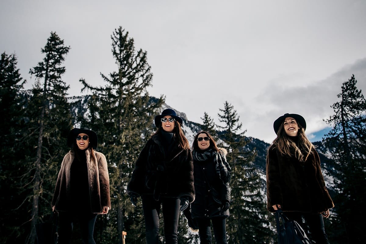 Séance photo enterrement de vie de jeune fille à la montagne. Castille ALMA photographe de famille à Lyon et en Europe.