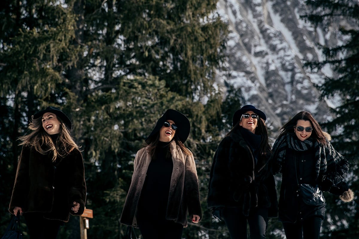 Séance photo enterrement de vie de jeune fille à la montagne. Castille ALMA photographe de famille à Lyon et en Europe. Photographe Courchevel.
