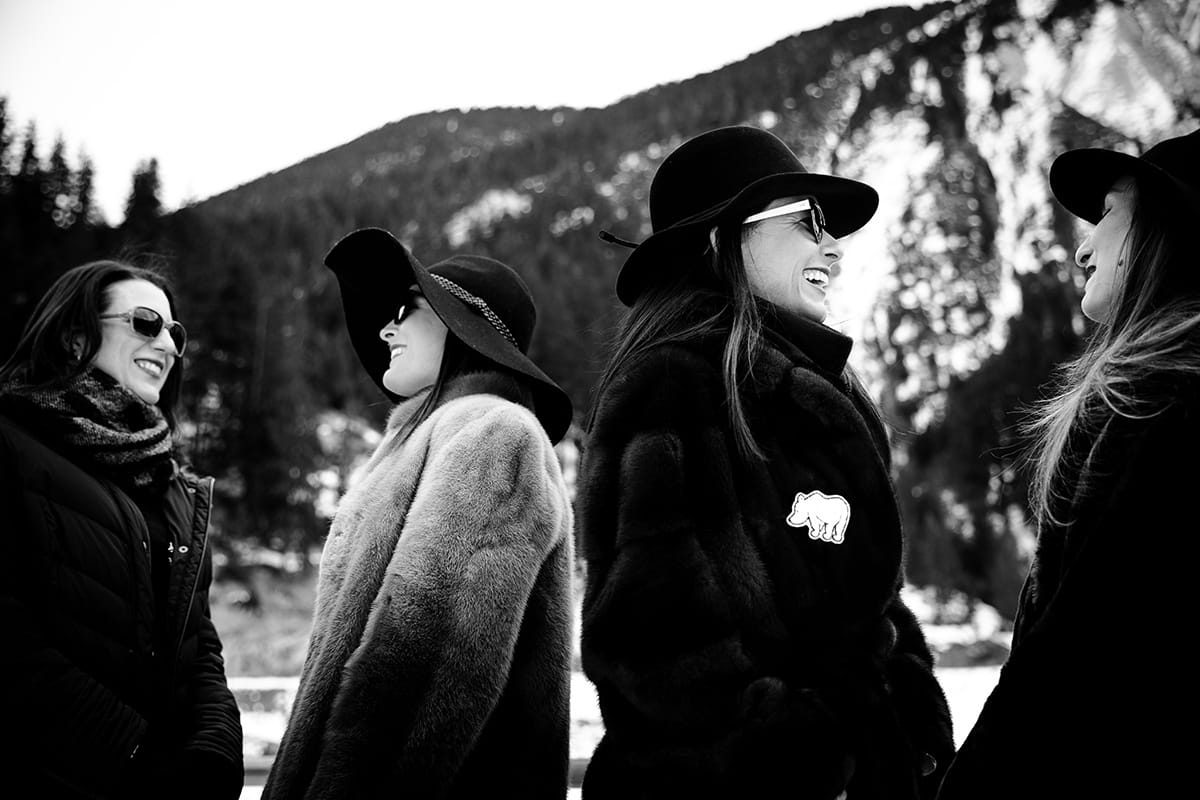 Séance photo enterrement de vie de jeune fille à la montagne. Castille ALMA photographe de famille à Lyon et en Europe. Photographe Courchevel.