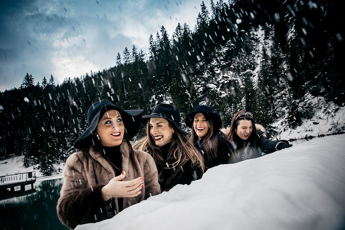 Enterrement de vie de jeune fille à la montagne. Castille ALMA photographe de famille à Lyon et en Europe. Photographe Courchevel.