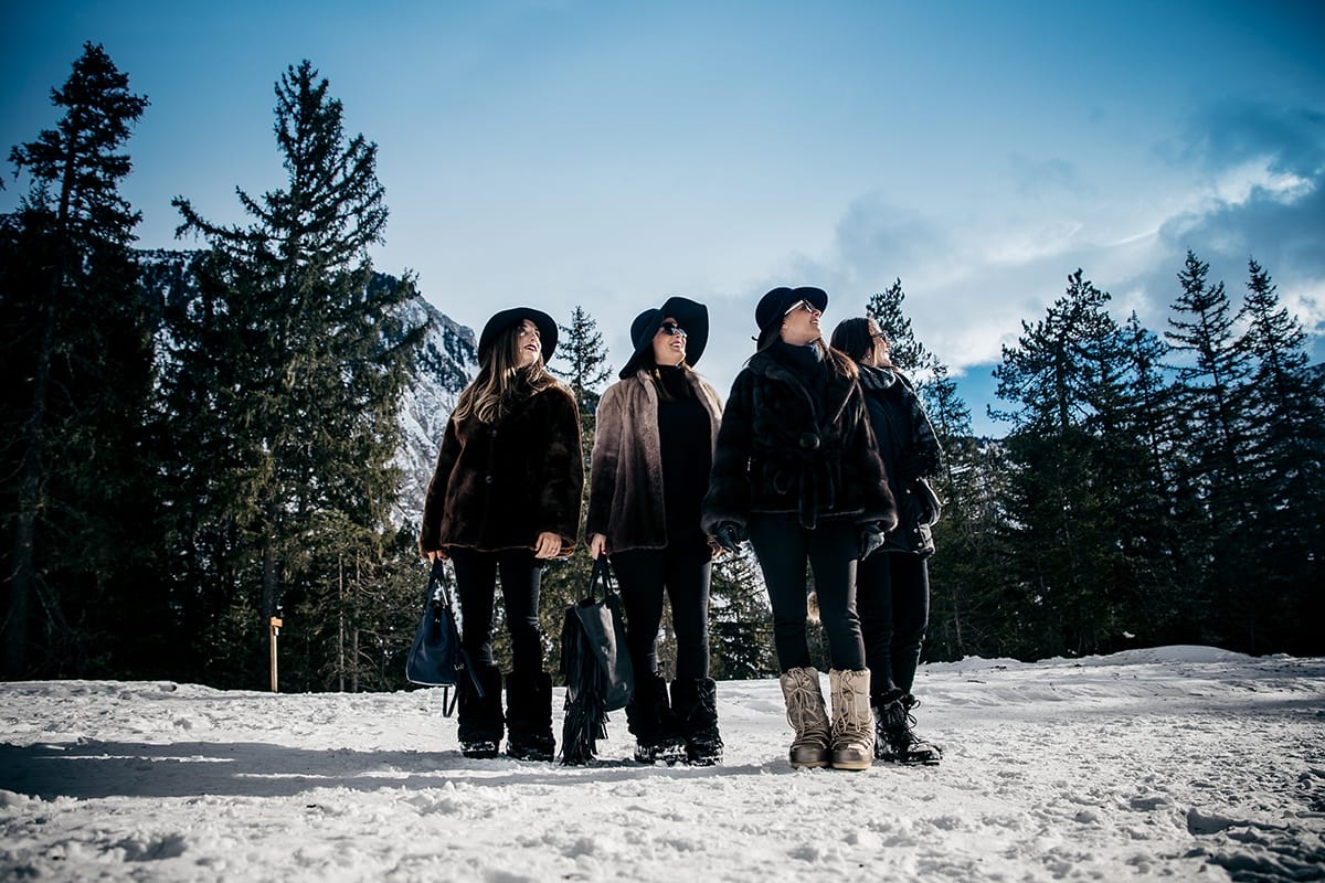 Photographe Courchevel enterrement de vie de jeune fille à la montagne. Castille ALMA photographe de famille à Lyon et en Europe. Photographe Courchevel.