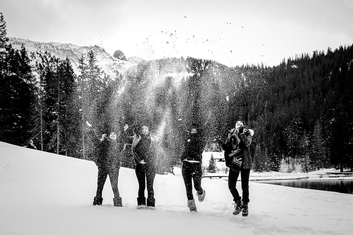 Photographe enterrement de vie de jeune fille à la montagne. Castille ALMA photographe de famille à Lyon et en Europe. Photographe Courchevel.