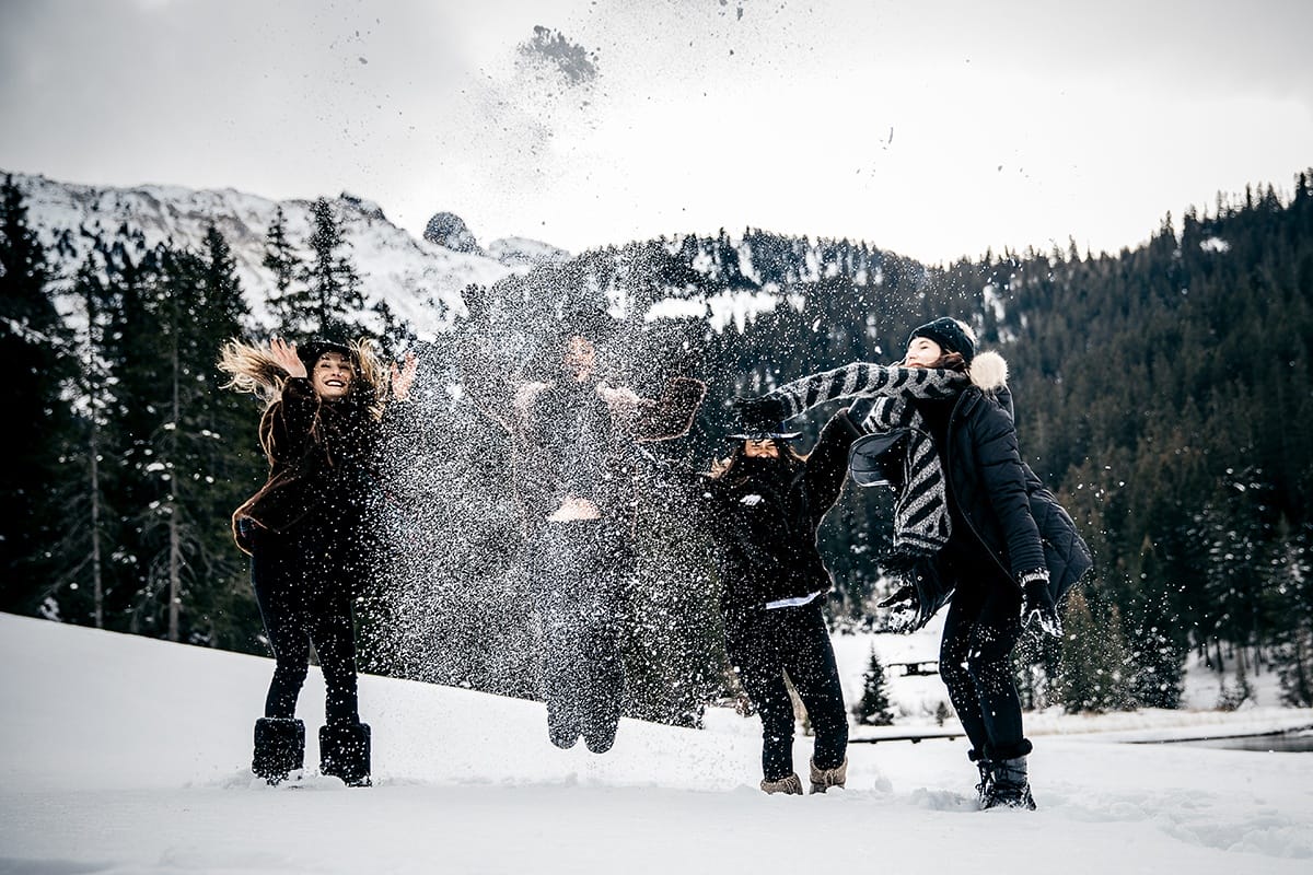 Enterrement de vie de jeune fille à la montagne. Castille ALMA photographe de famille à Lyon et en Europe. Photographe Courchevel.