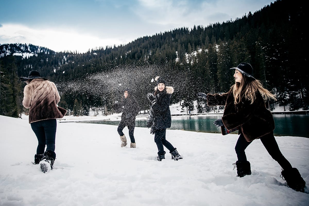 Enterrement de vie de jeune fille à la montagne. Castille ALMA photographe de famille à Lyon et en Europe. Photographe Courchevel.