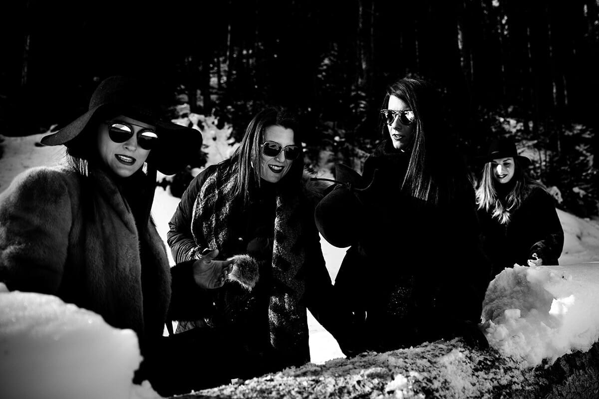 Photographe Lac de Rosière enterrement de vie de jeune fille à la montagne. Castille ALMA photographe de famille à Lyon et en Europe. Photographe Courchevel.