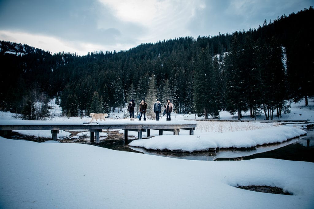Photographe enterrement de vie de jeune fille à la montagne. Castille ALMA photographe de famille à Lyon et en Europe. Photographe Courchevel.