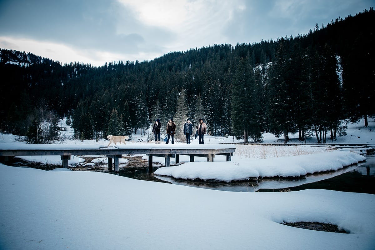 Photographe enterrement de vie de jeune fille à la montagne. Castille ALMA photographe de famille à Lyon et en Europe. Photographe Courchevel.