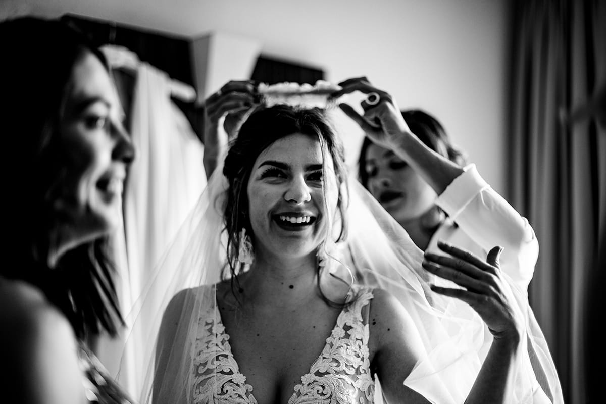 Photographe de mariage laïc Domaine de Grand Maison. Castille Alma photographe de mariage. Préparatifs de la mariée.