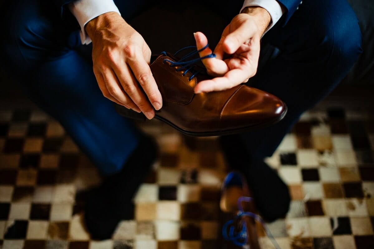 Photographe de mariage laïc Domaine de Grand Maison. Castille Alma photographe de mariage. Préparatifs du marié.