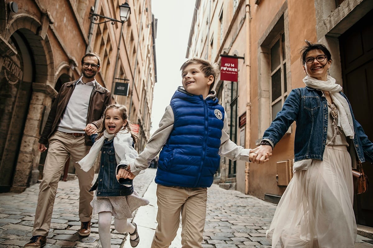 Ballade en famille. Photographe famille LYON GENÈVE NICE. Castille ALMA.