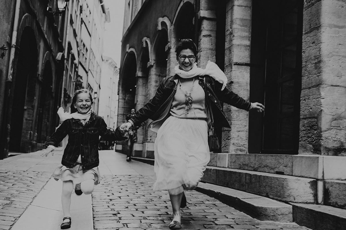 Rendre un moment avec ses enfants loin des écrans. Photographe famille LYON GENÈVE NICE. Castille ALMA.