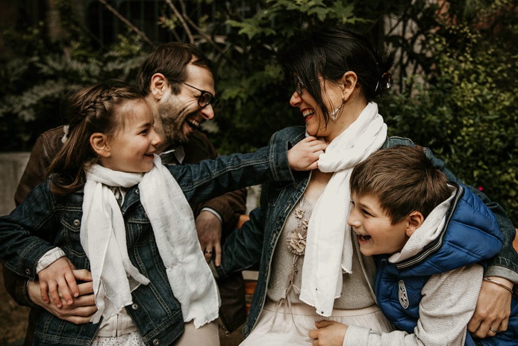 Photo dans le vieux Lyon. Photographe famille LYON GENÈVE NICE. Castille ALMA.