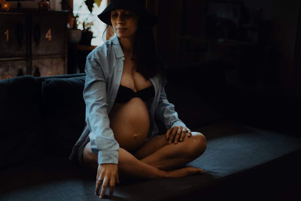 Séance photo grossesse studio Lyon. Castille ALMA photographe de famille à Lyon