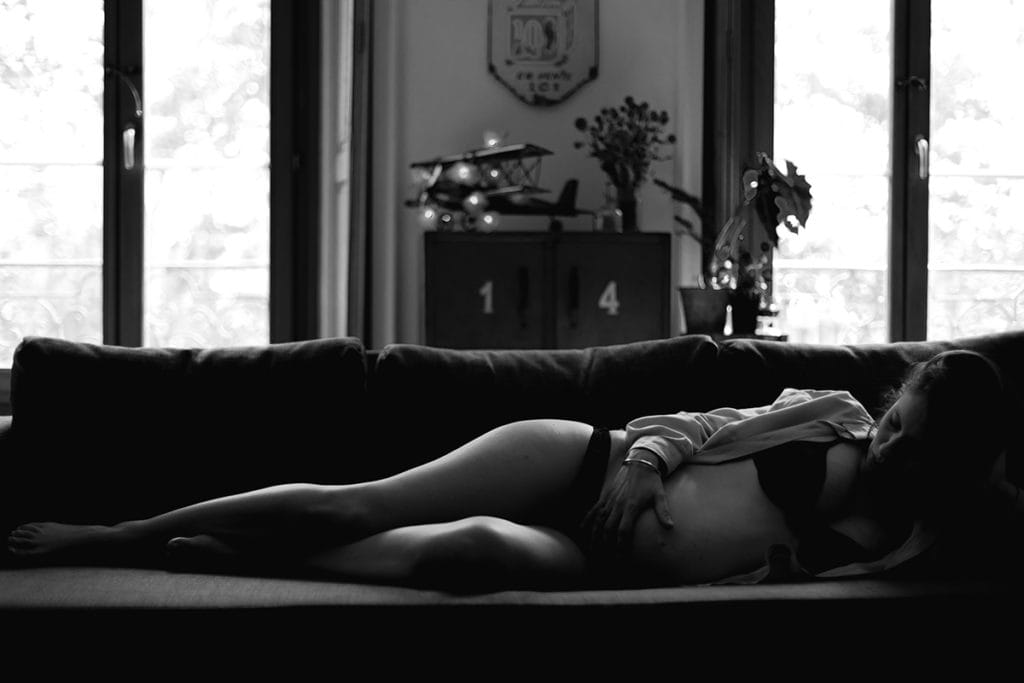 Séance photo grossesse studio Lyon. Castille ALMA photographe de famille à Lyon. Pregnancy photo shoot.