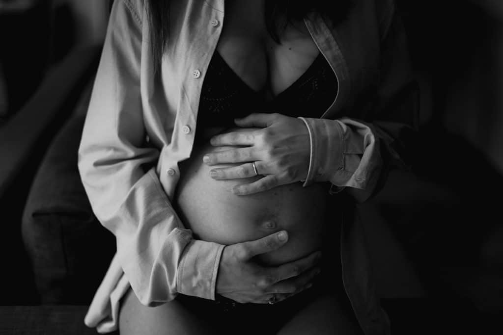 Grossesse studio Lyon. Castille ALMA photographe de famille à Lyon