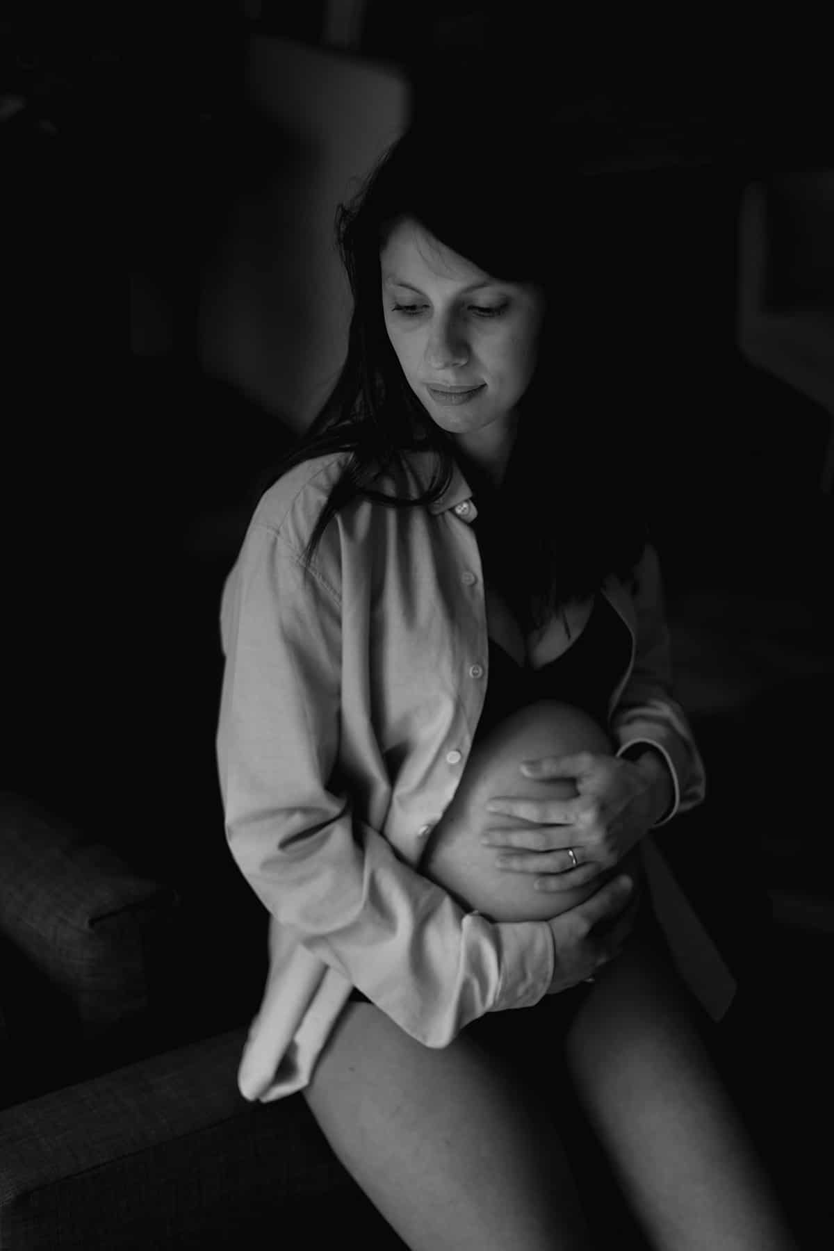 Grossesse studio Lyon. Castille ALMA photographe de famille à Lyon