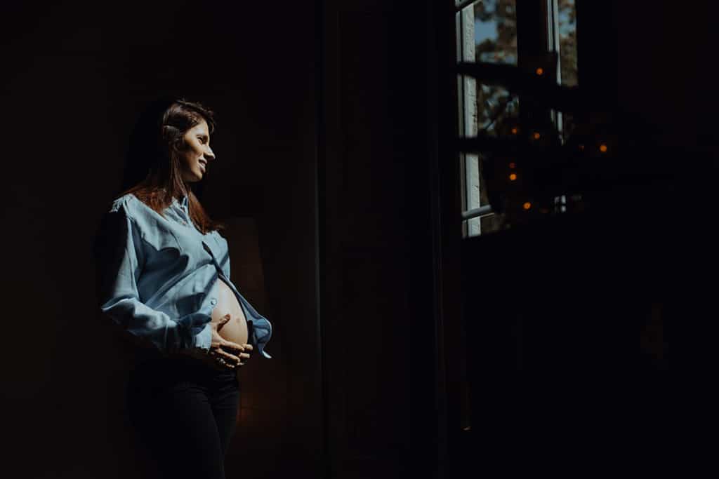Séance photo grossesse studio Lyon. Castille ALMA photographe de famille à Lyon. PREGNANCY PHOTO SHOOT